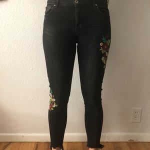 Zara Embroidered Jeans Size 6